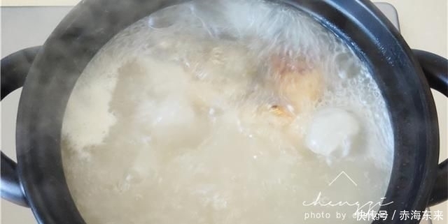 鱼头|煮鱼汤时,直接加水炖大错特错,牢记2个诀窍,鱼汤奶白色没腥味