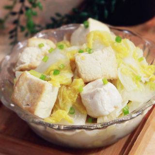 白菜炖豆腐，不要直接下锅炖！学会一招，汤汁香浓，嫩滑好吃