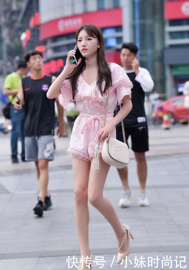 街拍:选用清新雅致的夏季装扮, 让您的造型显得光彩夺目, 神采奕奕