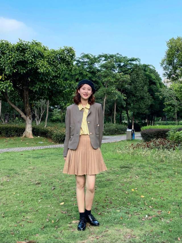 百褶裙|秋游怎么穿才高级?西装外套搭配百褶裙又飒又美,关键特别显气质
