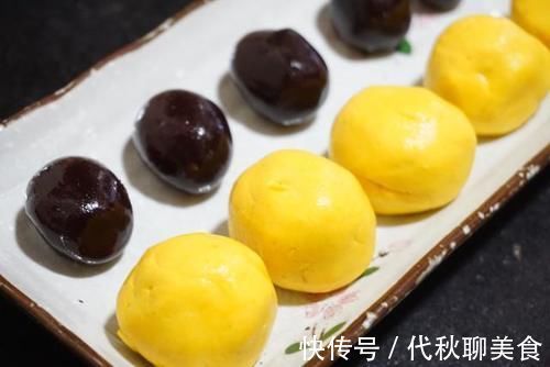 老人孩子都爱吃的南瓜糯米糍,做法很简单,香甜软糯不粘牙