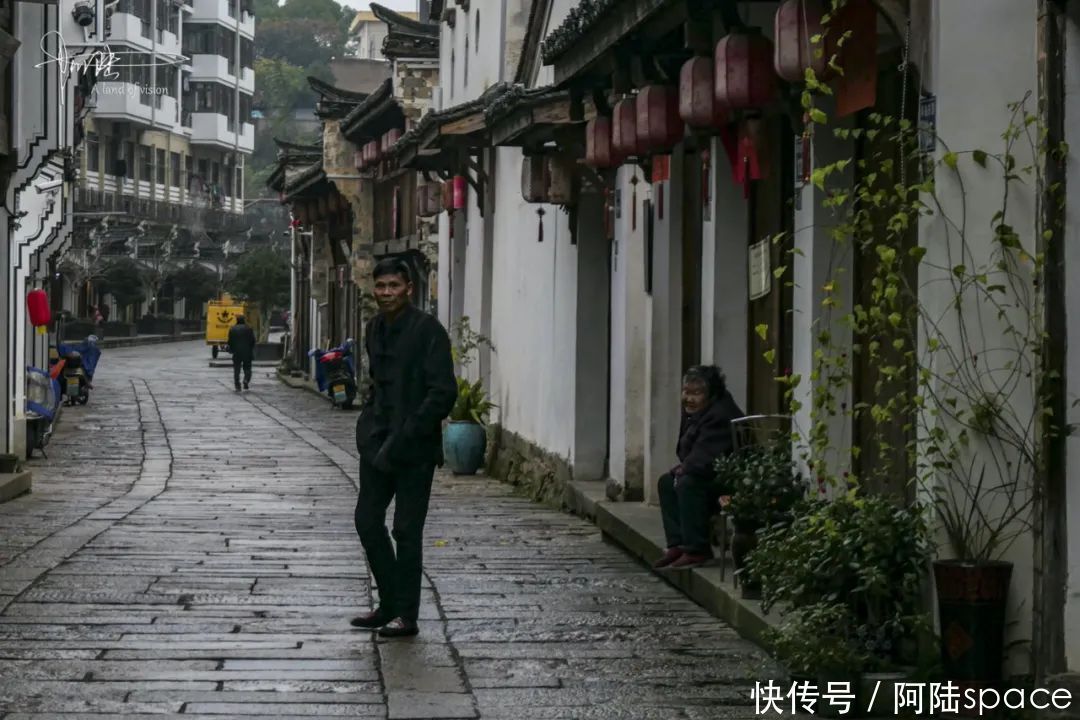 略显|冬雨连绵中路过解放东路，这条浦江的最美老街，现在略显冷清