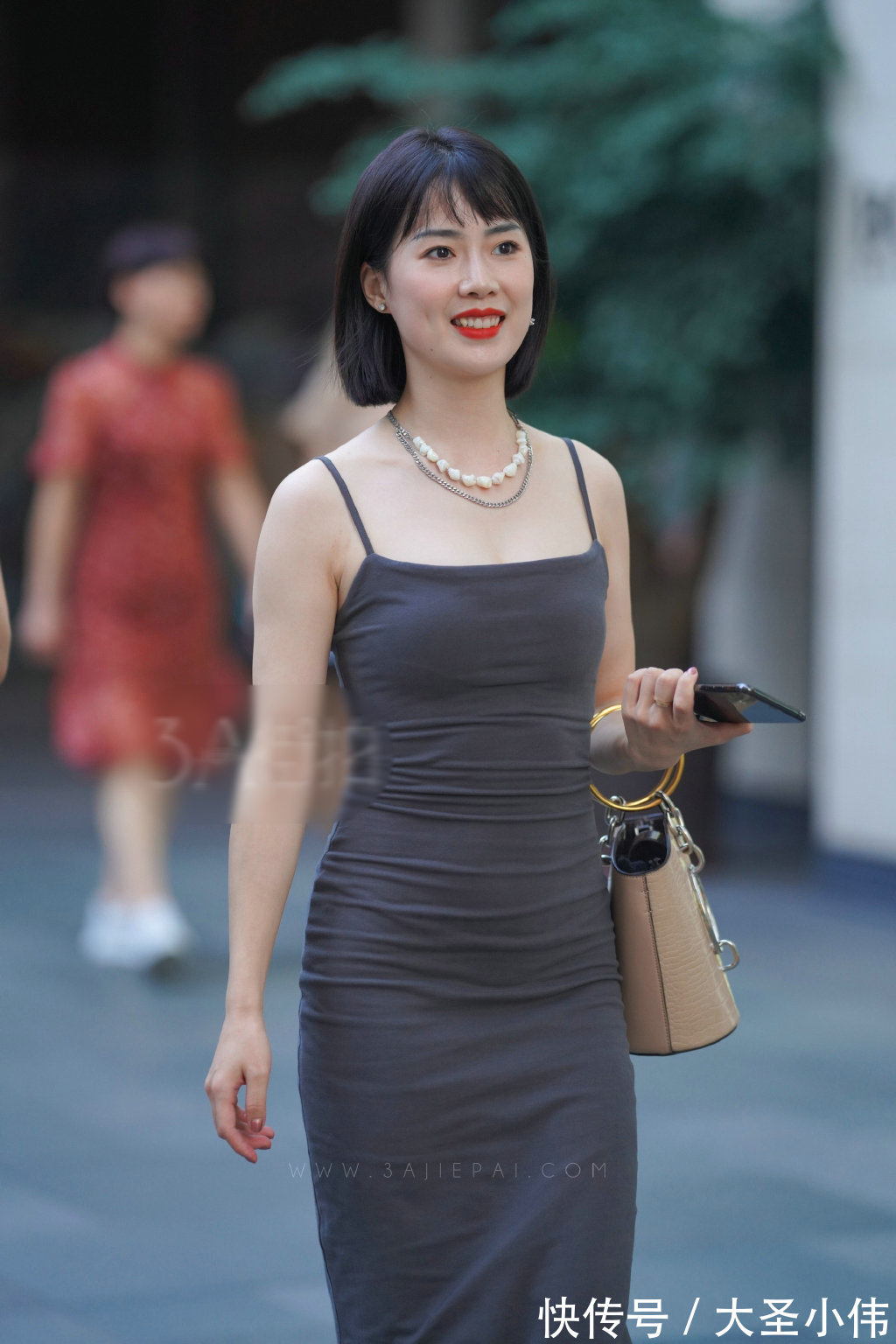 穿搭|美女街拍:白色装打扮很有纯洁的美感,版型显然修身,阔腿裤如裙子一样飘逸