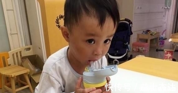 孩子|75岁老中医苹果煮水加1物，坚持一周肚肚舒畅没口臭，积食拜拜