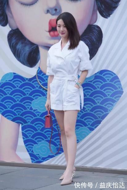 品味|街拍美女：全白连体短裤，将极简进行到底，轻松穿出优雅独特品味