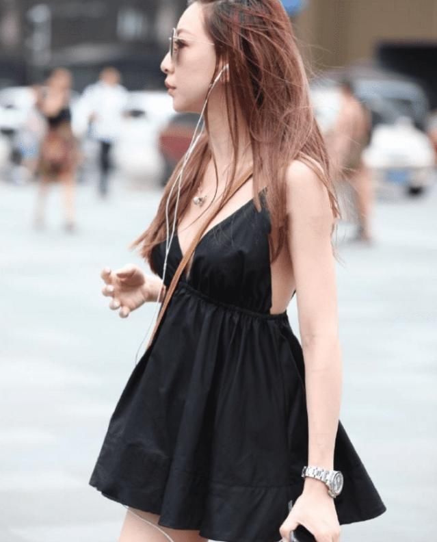 内衣式的吊带裙加冷艳的气质,看起来像“黑天鹅”