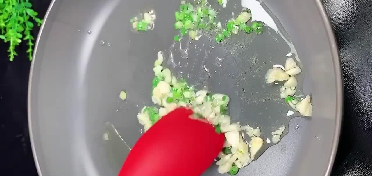 红烧茄子怎么做孩子爱吃？建议搭配西红柿，酸甜味美软嫩鲜香