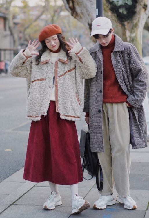 半身裙|冬天穿衣没思路?看看这5组情侣默契穿搭,高阶秀恩爱