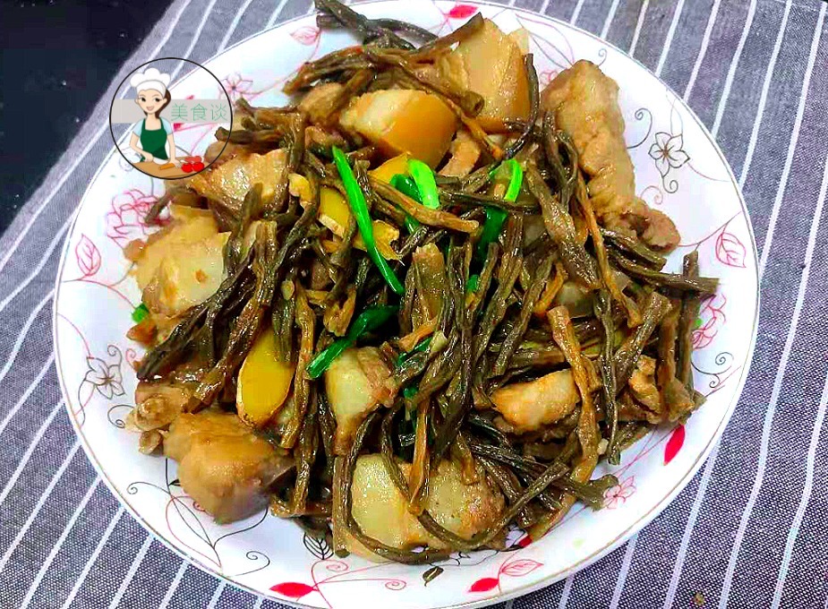 夏天此蔬菜多买点，晒干囤起来，泡一泡，切段焖五花肉，越嚼越香