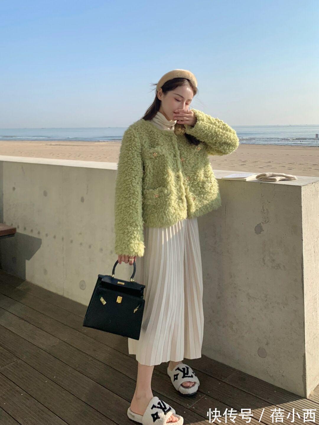 毛绒绒外套 入冬来一件“毛绒绒外套”吧,得体大方又舒适,适合普通人借鉴