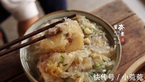 烧一个菜，我都不想再炒了，既是饭还是菜，酸香开胃，一碗吃不够