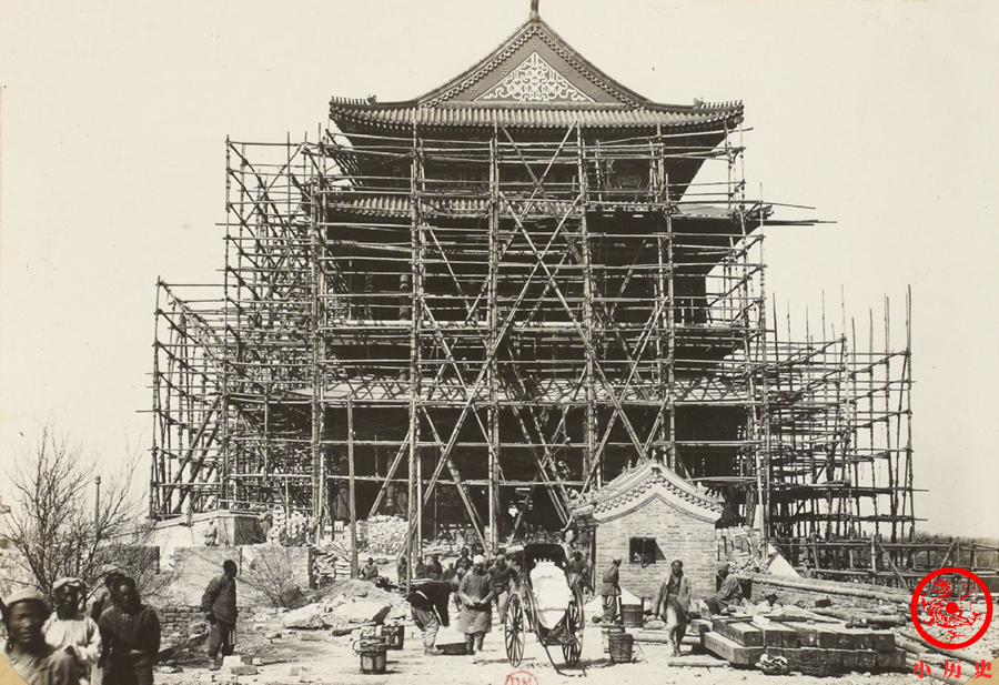 知州大人#晚清老照片:“丐帮”帮主全身挂满垃圾,知州大人派头十足