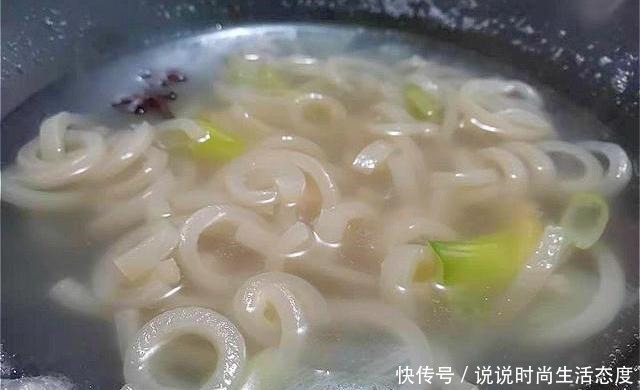 做猪皮冻时,直接煮就“废”了!多加这1步,皮冻更透亮,没腥味!