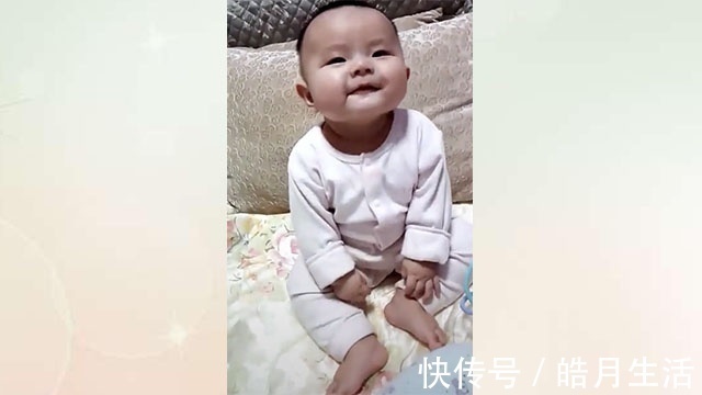 猫爸|宝宝坐在沙发上,伸舌头逗妈妈,网友:五个月就会坐了?