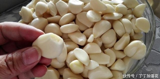 做法|腌制腊八蒜时,用陈醋还是白醋大厨教你正确做法,简单好掌握