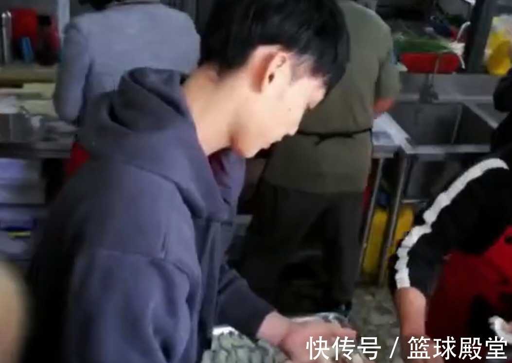 嘲讽|徐杰包饺子趣事！露馅引赵睿嘲讽，随后完美操作，满脸得意太可爱