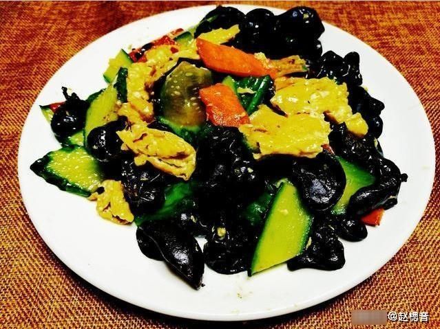 炒木耳总是在锅里噼啪往外喷油,大厨教你一招,真的马上消停了!