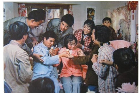 《喜盈门》业余作者导演首秀,城里人扮演强英,拍摄中给猪打麻药