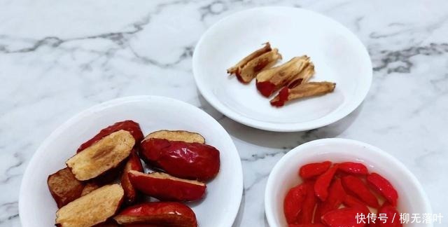 银耳莲子羹怎么样熬才可以出胶,教你两招,在家也可以制作出来