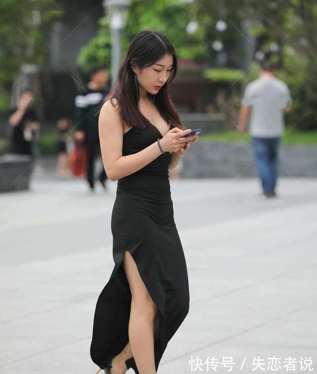 连衣裙 斜边设计的黑色连衣裙,加上时尚领口,高级时尚!