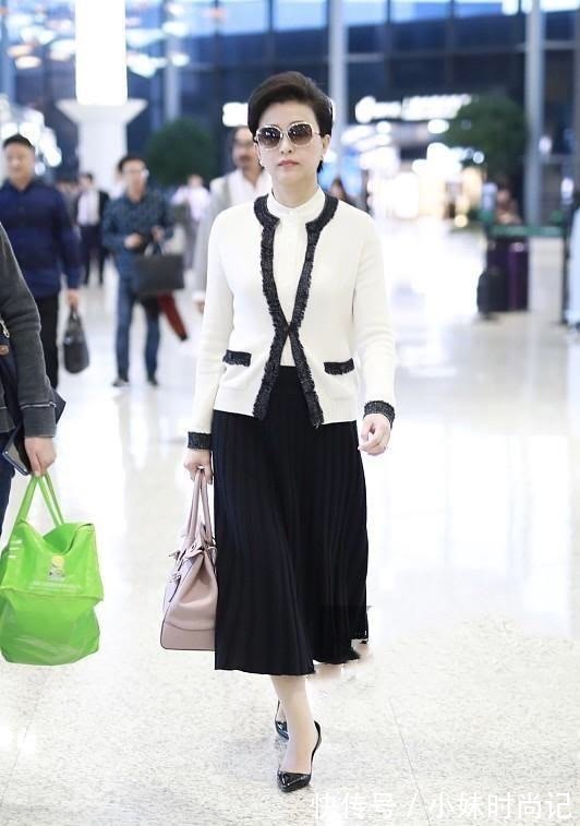 背头|杨澜学小姑娘赶时髦,穿纱裙挑染蓝发新潮又减龄,气质却依然端庄