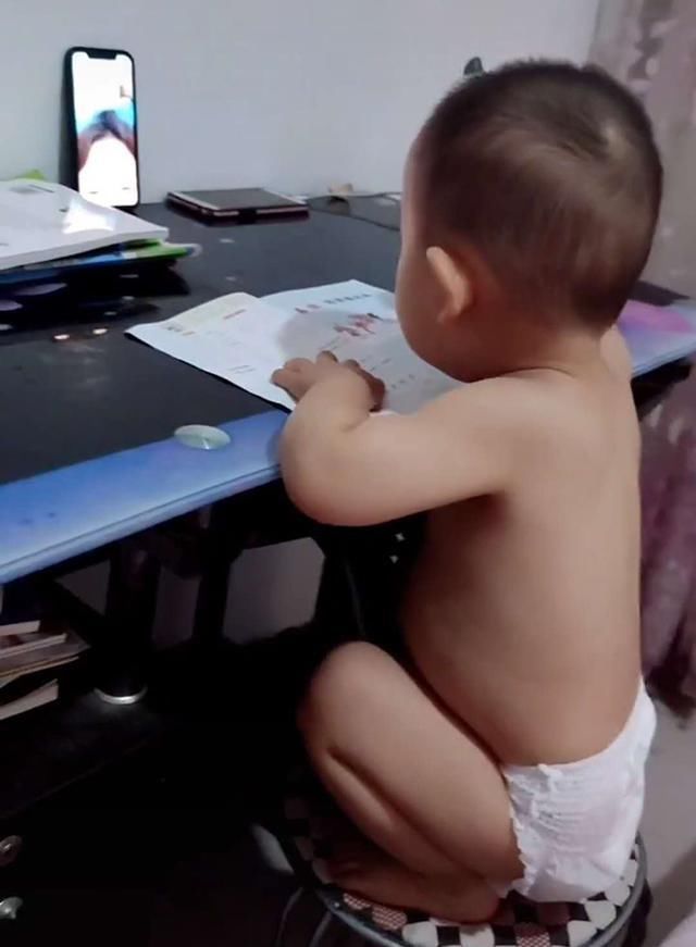 作业|哥哥写作业不积极,穿尿不湿的弟弟主动帮忙,妈妈该写的不写,该睡的不睡