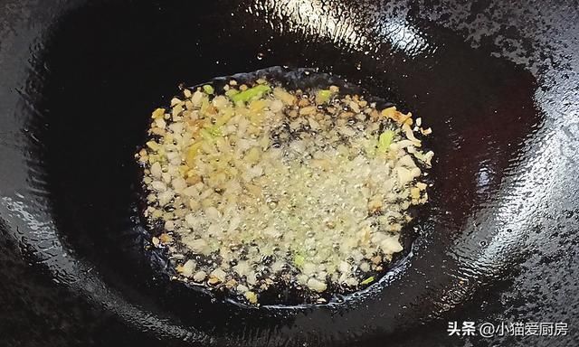 香葱葱白|教你用杏鲍菇和黄瓜还有西红柿一起炒来吃，清香鲜美，营养又好吃