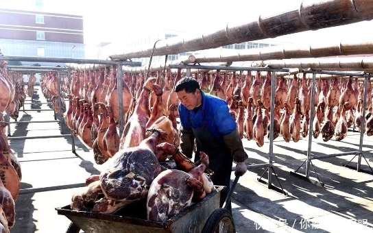 晾晒|金华火腿扎堆晾晒场面壮观,成品45元一斤