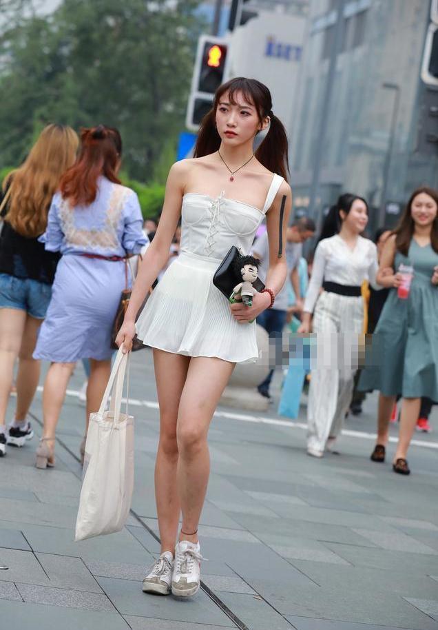  美女|迷人靓丽的美女街拍气质很好的美女，烘托出小姐姐魅力十足