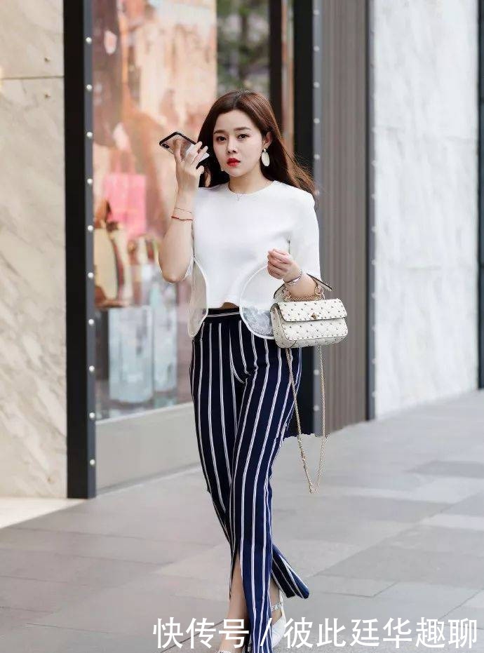 搭出|美女脚上一双尖头高跟鞋穿搭出街,看上去特别的有气质