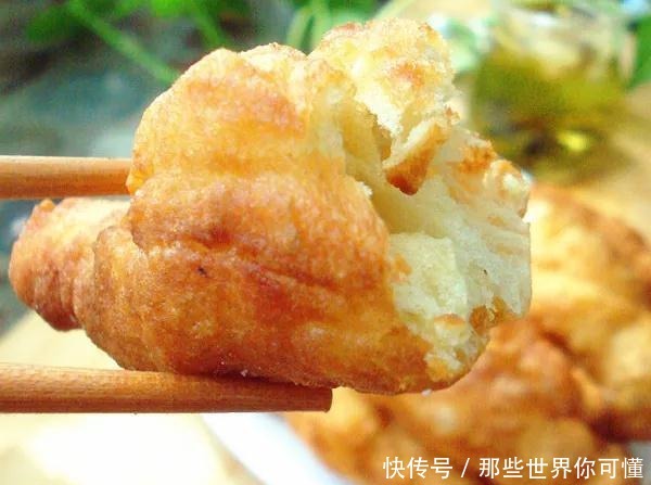 制作油条,蓬松香脆的油条最能称得上“国民早餐”了!