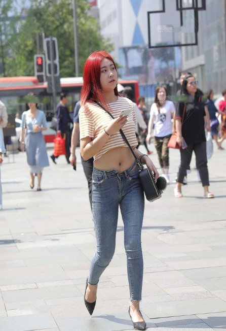 短款条纹图案上衣，搭配简单牛仔裤，塑造轻松减龄的休闲穿搭