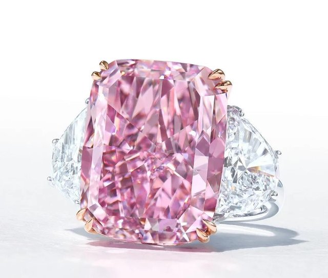 钻石|史上最大的艳彩紫粉红钻石以1.95亿港币落槌