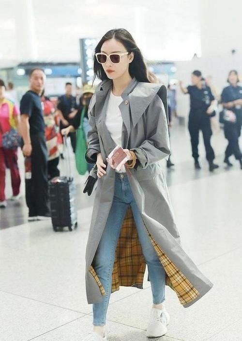 春天，风衣就买这3个“显白色”，高级不说还减龄，照着穿就好