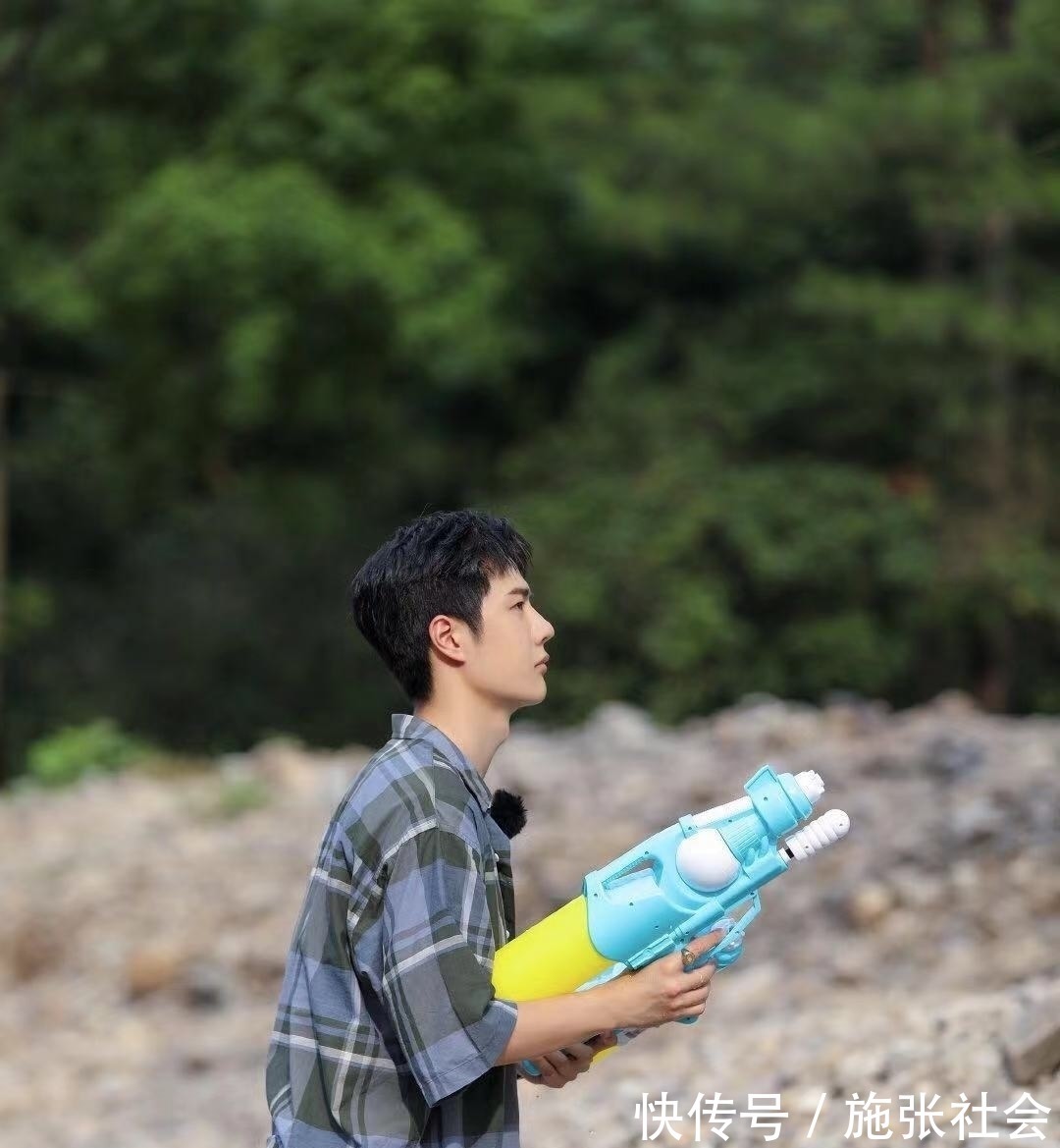 面對清澈的溪流,王一博把“無心做菜,只想下水”寫在了臉上