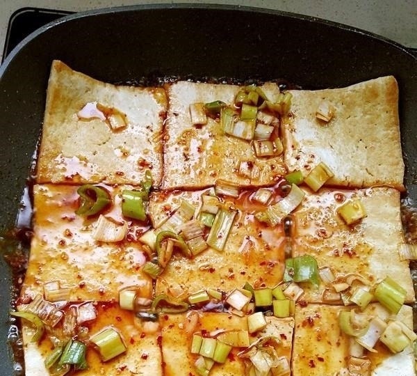 煎豆腐时，千万不要直接下锅！有这1步，豆腐不散不粘锅，特香！