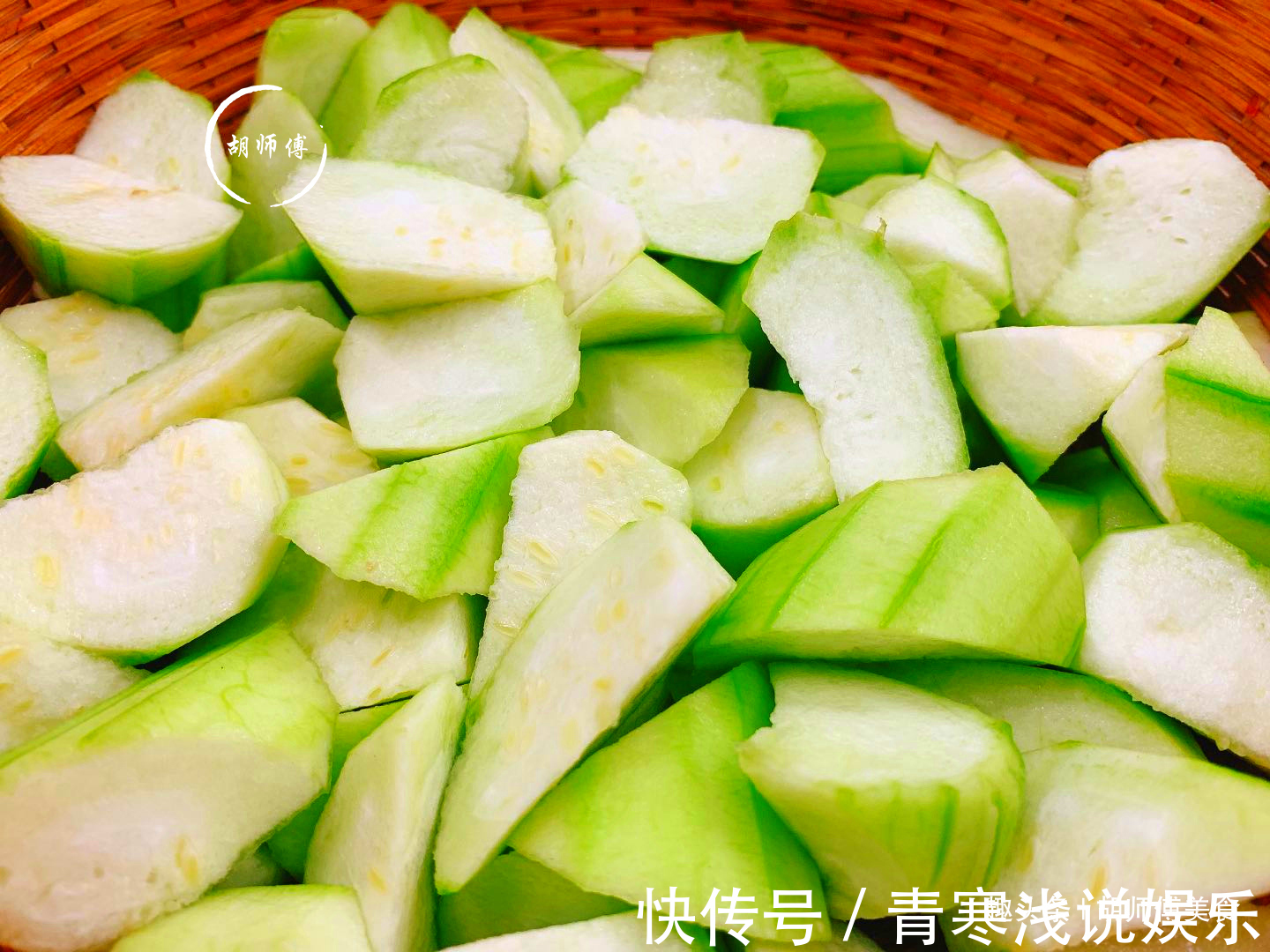 才知道，炒丝瓜不能先放油，教你1个妙招，丝瓜不发汁，绿如翡翠