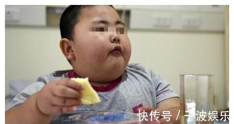 男孩|8岁男孩抽出“牛奶血”,原因和妈妈有关,医生不该让孩子乱吃