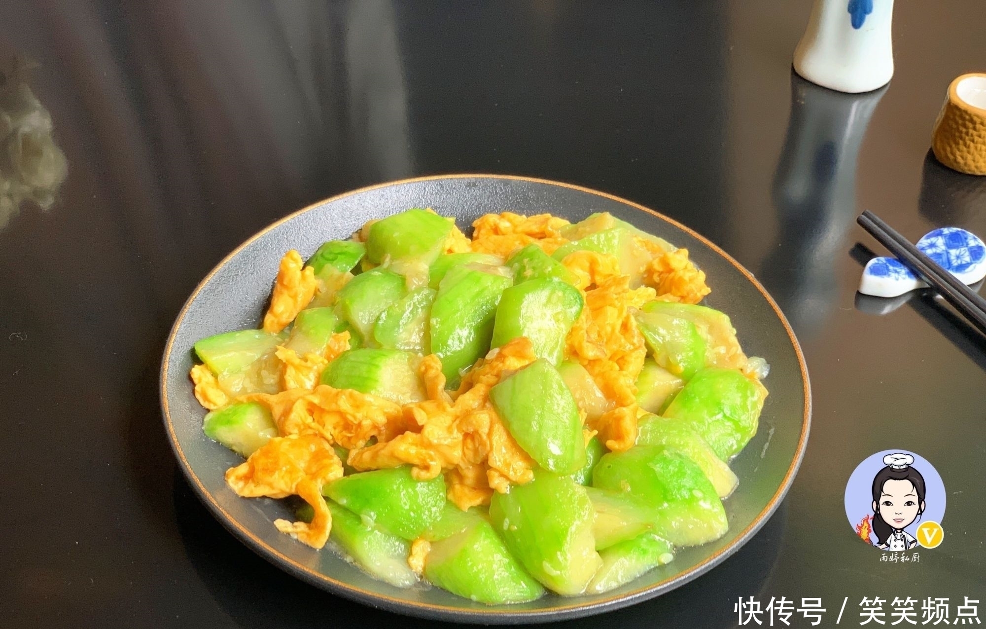 炒丝瓜时，万万不能直接炒掌握这1个诀窍，保准出锅翠绿不发黑