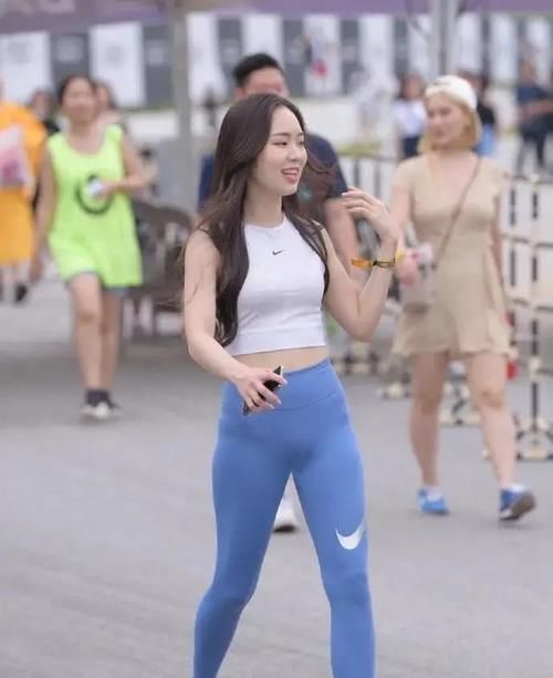 瑜伽裤美女,新颖的剪裁设计,还有气质!