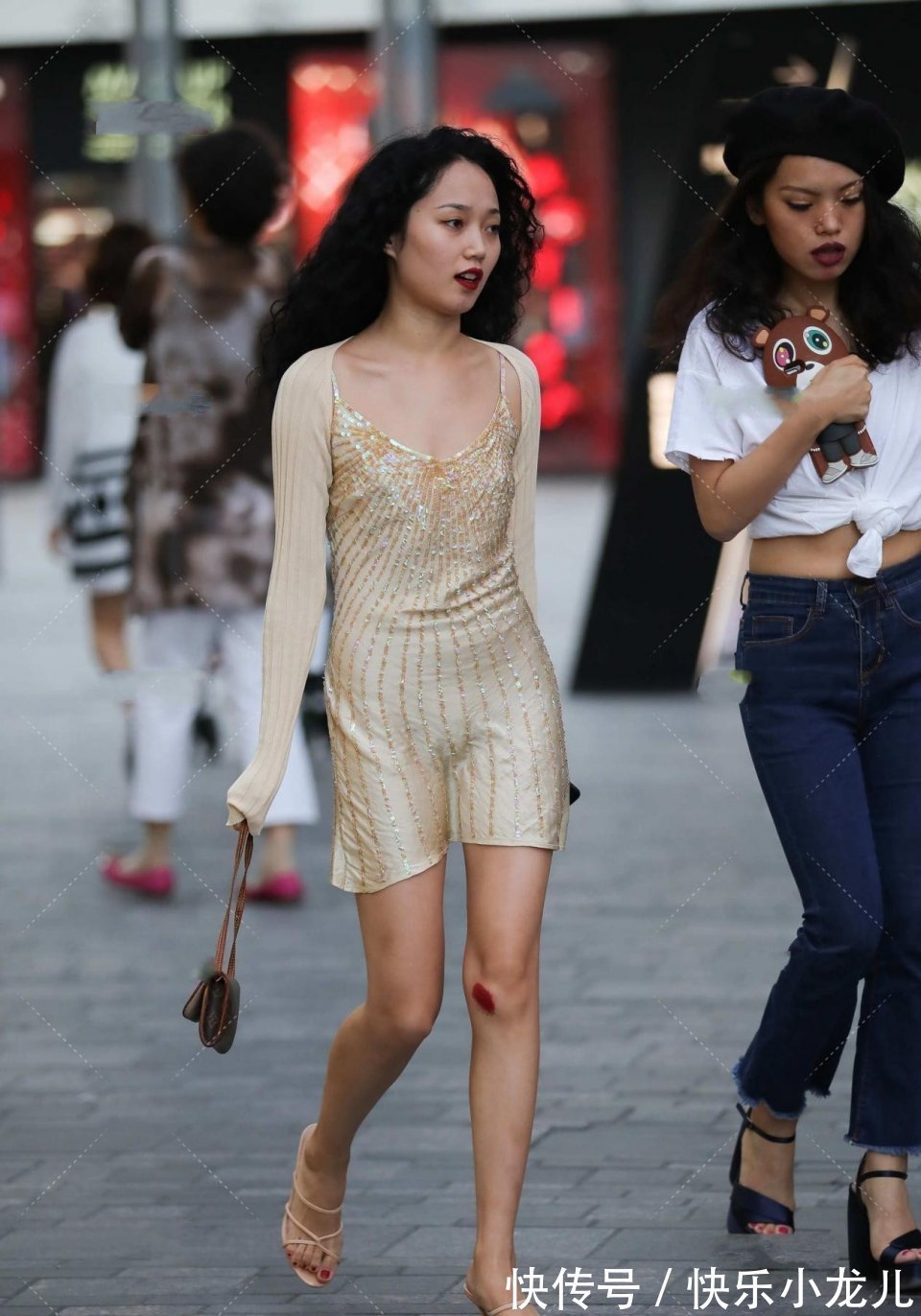 连衣裙|美女的卷发配上连衣裙,条纹也很显瘦,非常的有气质