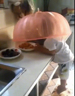 |搞笑GIF:隔壁老王家的女儿,从小就输在了起跑线上