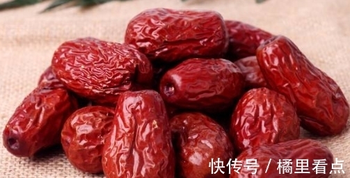 在吃干红枣之前要清洗,只需多做一步,清洗出来就知道水有多脏了