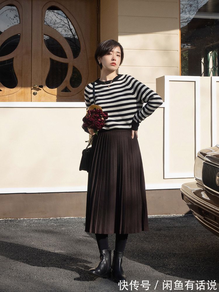毛衣|有气质的中年女人,在冬天喜欢穿“毛衣+百褶裙”,优雅有女人味