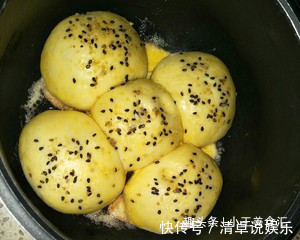 做面包不用买烤箱了，教你一招，用普通锅就能做，2分钟就学会