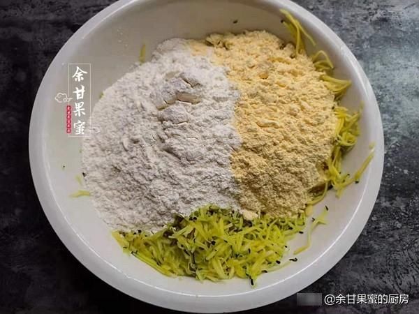 鲜香|末伏烙饼吃，将这食材擦丝加粉再加点虾仁，煎一煎软糯鲜香，赞