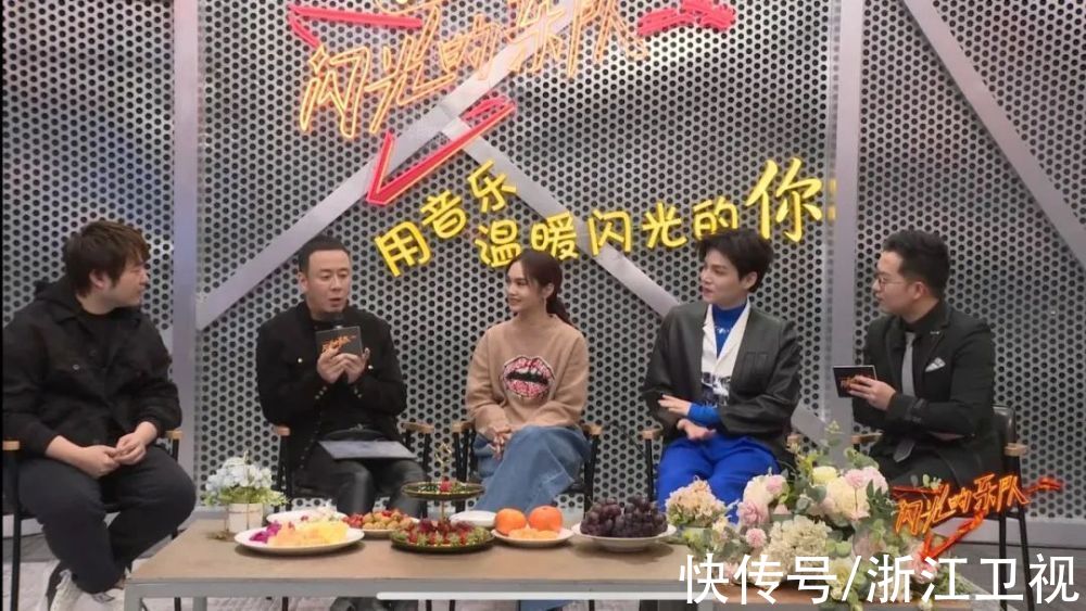 “用音乐温暖闪光的你”！《闪光的乐队》直播温馨分享台前幕后故事 蓝天下