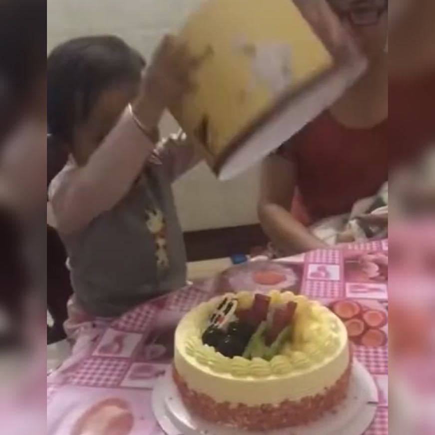 仪式感|小女孩迫不及待地拆自己“生日蛋糕”的包装,网友好利落的身手