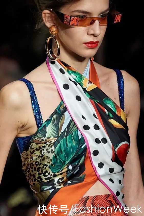 一条丝巾让你从头到尾都很时尚，真的有那么神奇吗？