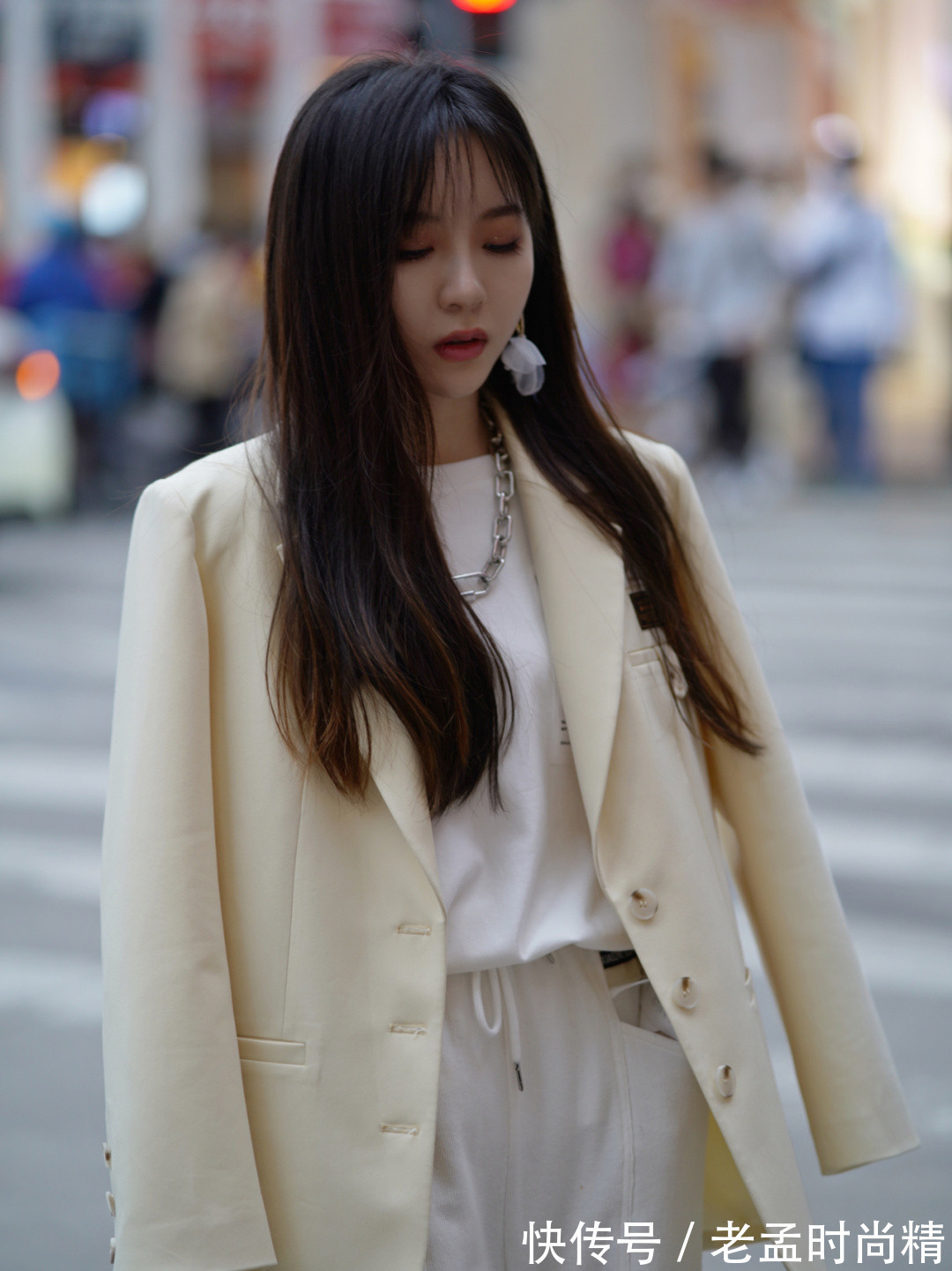 美女|气质美女爱街拍, 白色衣裤配淡黄外套, 光彩照人